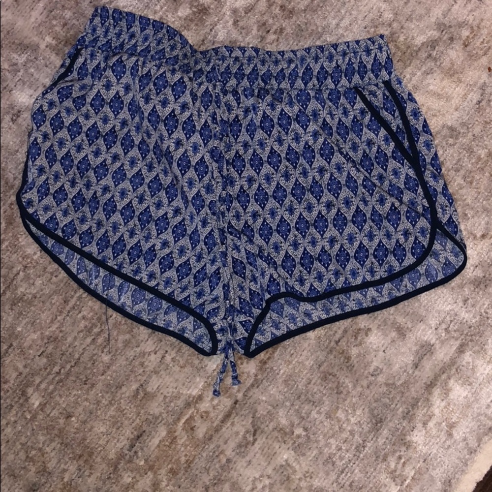 Socialite shorts with a tie